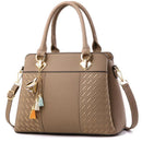 Bolsa Feminina Gusure Luxo com Alça Lateral, Bordado e Tassel