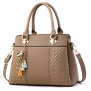 Bolsa Feminina Gusure Luxo com Alça Lateral, Bordado e Tassel